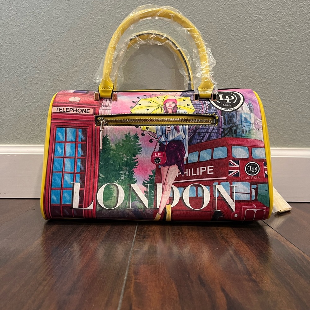 Liven up your look. Gorgeous purse with strap.